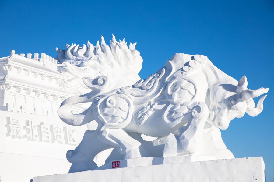 雪雕闪耀中俄边城