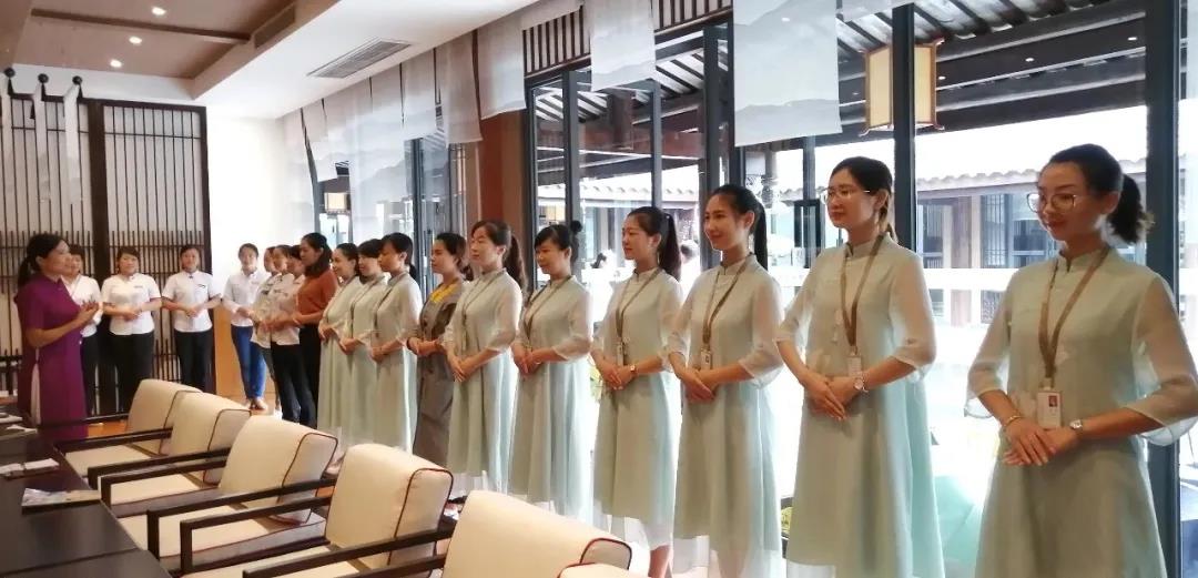 工作室成员李巧义（左一）在青莲李白诗歌小镇“静夜思”酒店指导接待礼仪.jpg