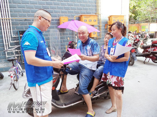 网格员正在发放宣传单