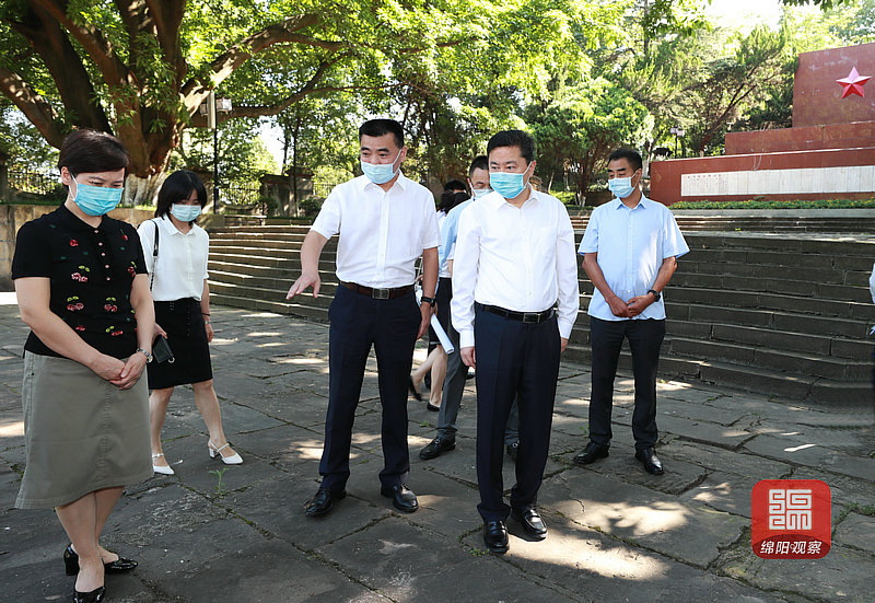 2021年7月30日 罗增斌在南山烈士纪念馆调研（记者 赖杰 摄）.JPG