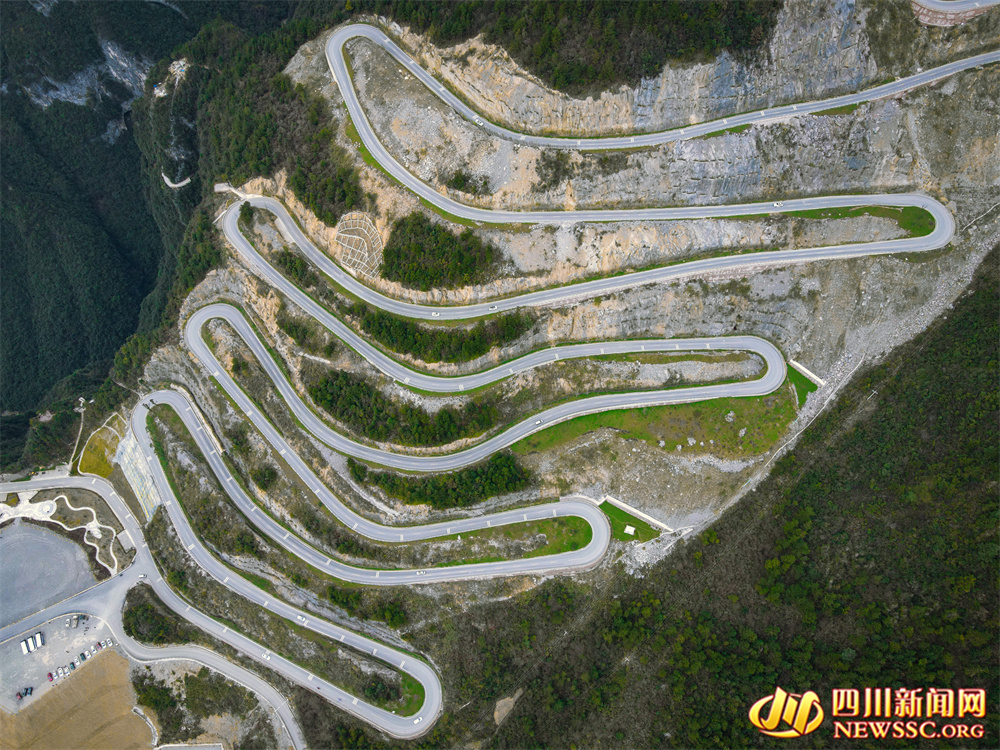 2.航拍巴山大峡谷内道路.jpg