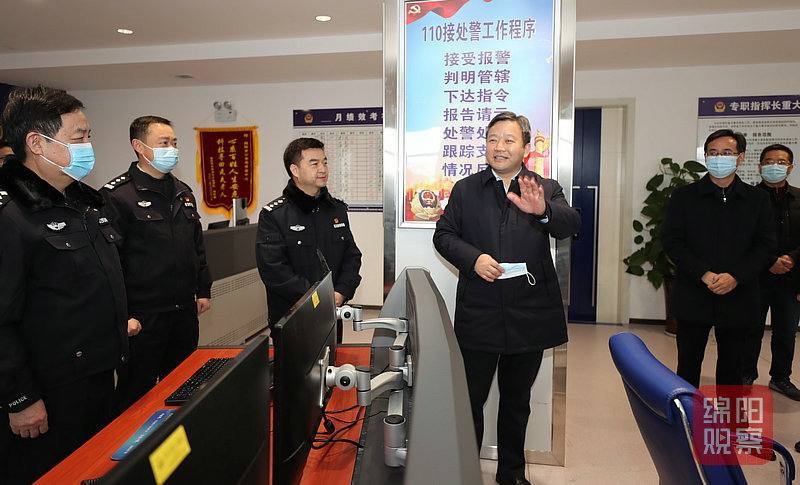 公安局看望值班人员（记者  赖杰 摄）.jpg