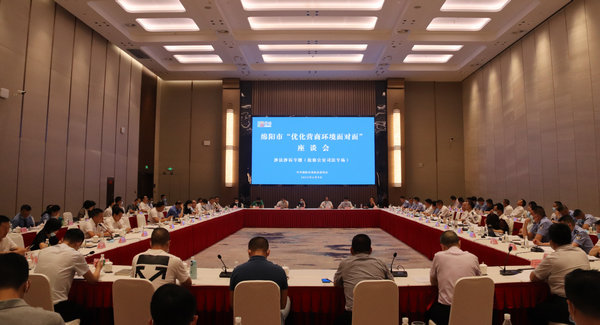 面对面听取企业家意见.jpg