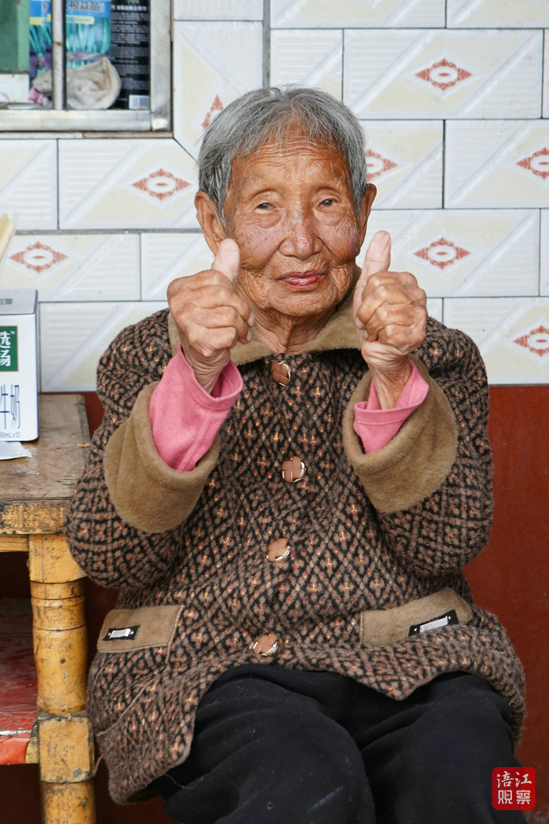 重阳节 游仙 百岁老人拍靓照2_1.jpg