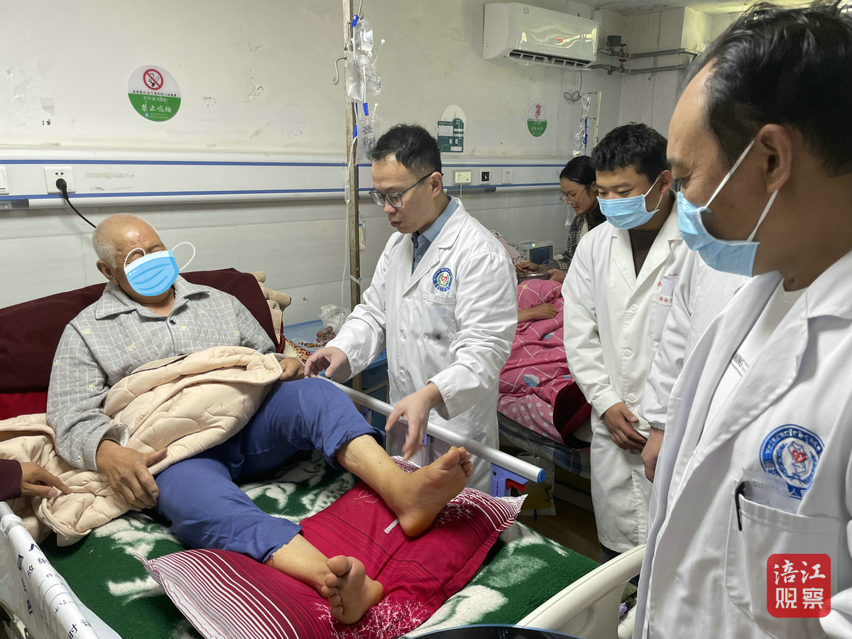 绵阳四0四医院王直兵博士在壤塘县医院查看大骨节病患术后情况4_1.jpg