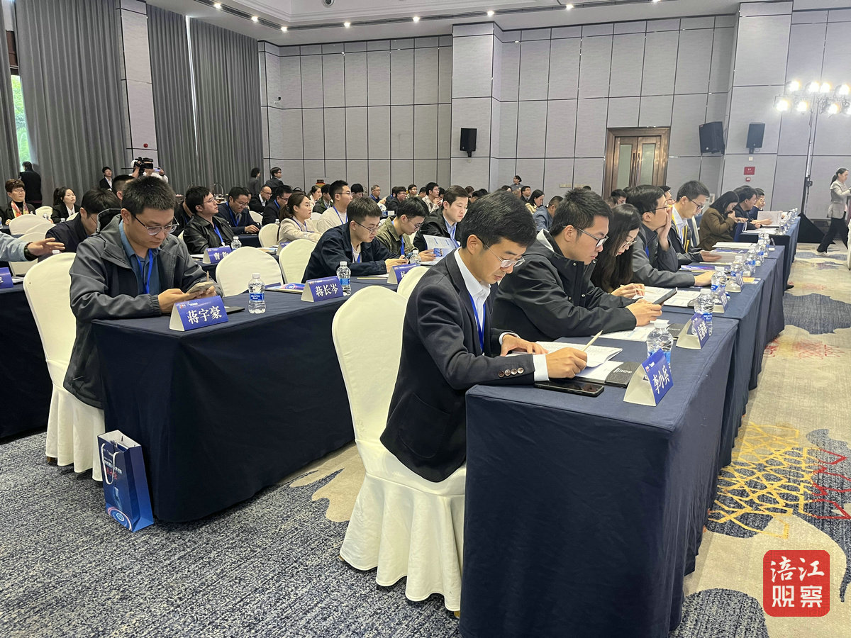 智能机器人技术创新发展大会2_1.jpg