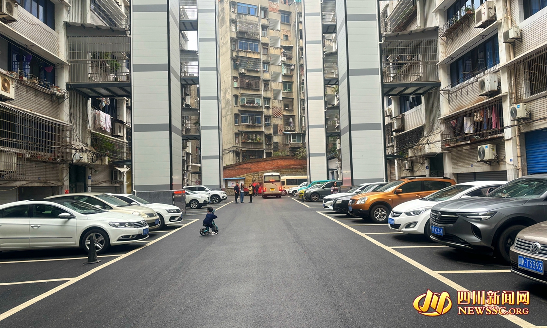电业小区整齐的停车场、加装了新电梯.jpg