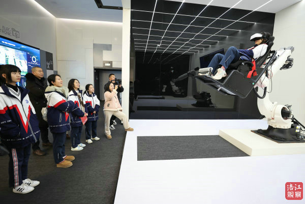 参观科技智谷5G园、绵阳科技创新馆、凯德非遗集市5.jpg