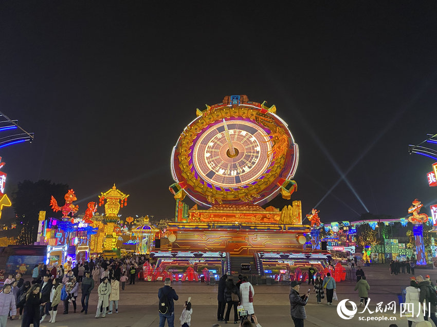 灯会开幕当晚，各地游客前来赏灯。人民网 王凡摄