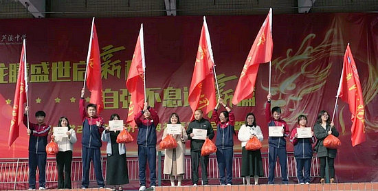 三台县芦溪中学高一年级开展大课间阳光体育活动
