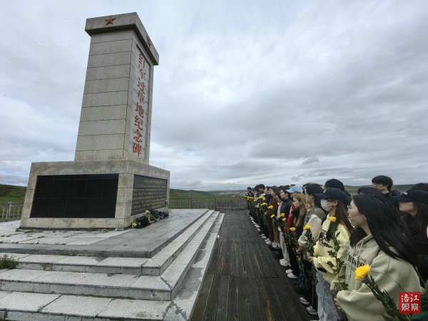 草地纪念碑前1.jpg