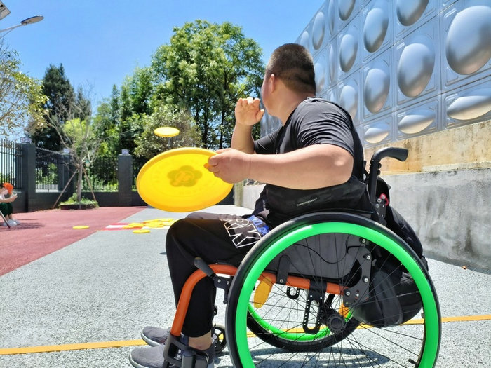 乐鱼体育官网走出家门强身健体 绵阳市举办残疾人飞盘趣味赛(图1)
